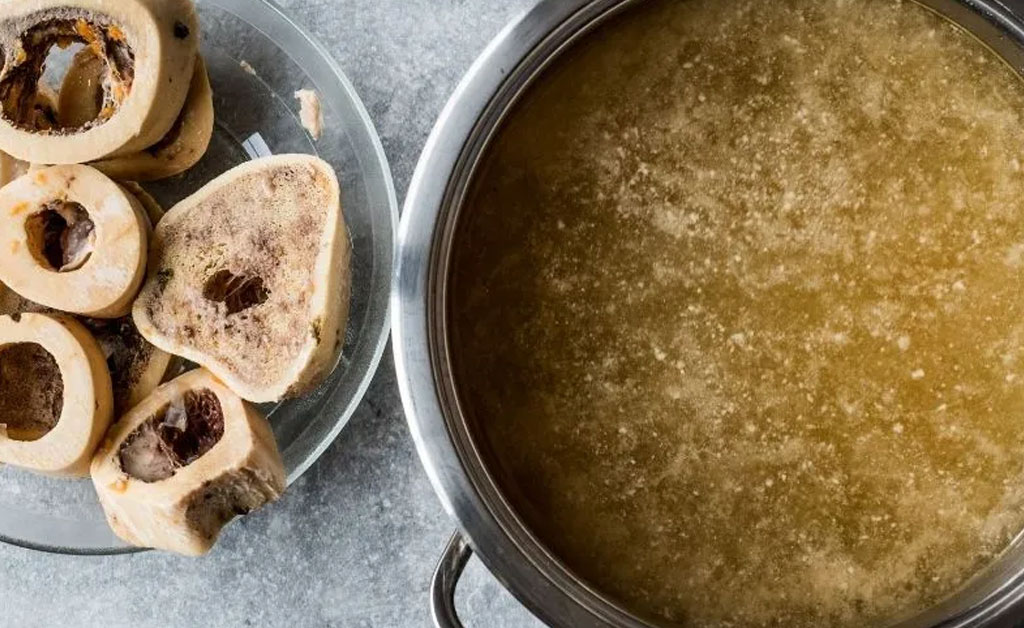 caldo de ossos cozinhado lentamente