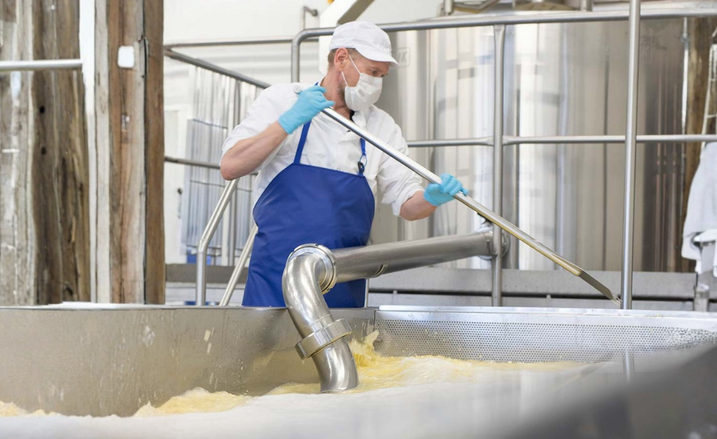 Produção de queijo Jukolan Juusto na Finlândia