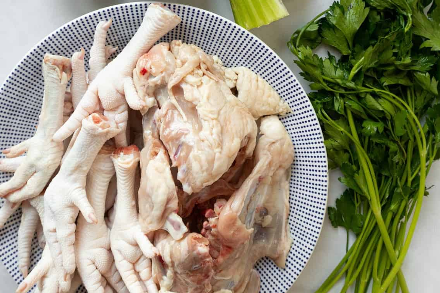 Ossos de galinha e ervas para caldo de ossos biológico