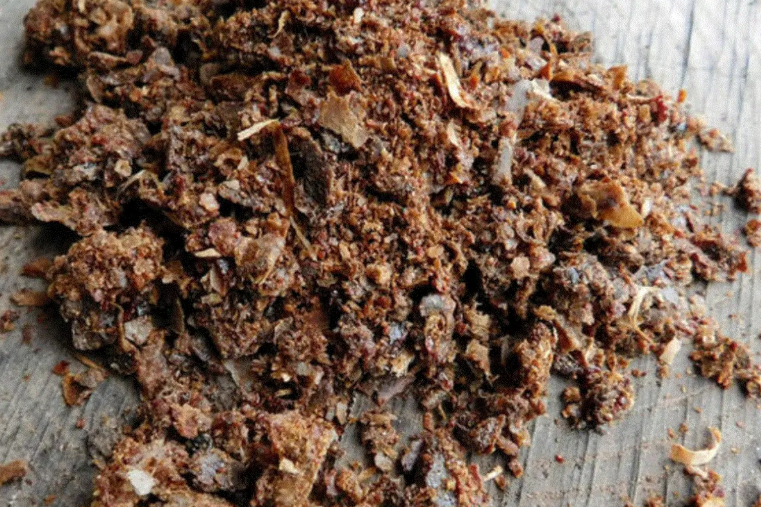 Resina de própolis pura em textura granulada